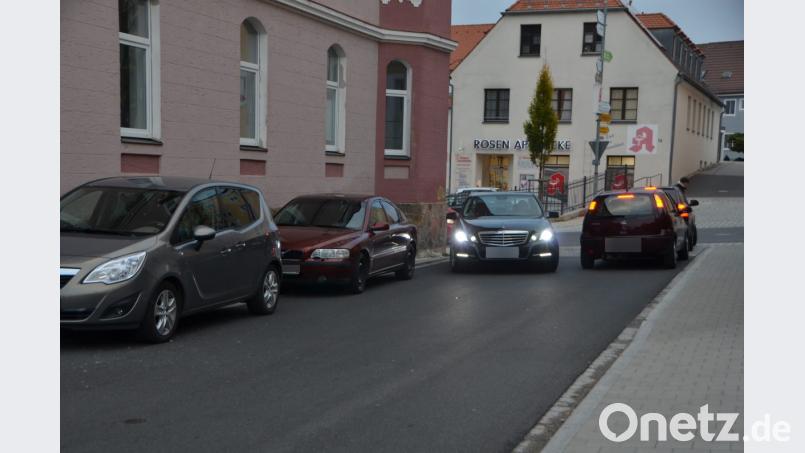 Parkende Fahrzeuge entlang des ehemaligen Ärztehauses in der Asylstraße behindern den fließenden Verkehr. Jetzt werden dort die Verkehrszeichen 283, absolutes Haltverbot aufgestellt. Bild: dob