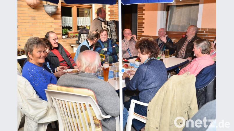Mit bloßem Zuhören ist es nicht getan. Immer wieder bringen sich die Stammgäste durch Gesang und Mitmusizieren ein. Bild: fjo