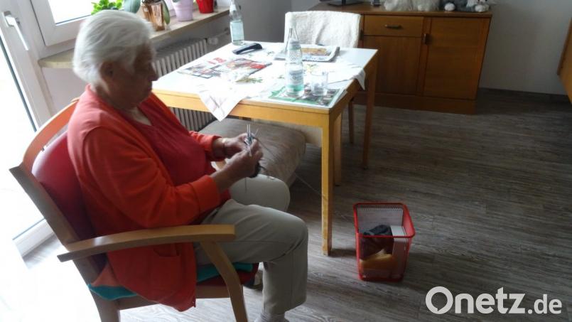 Susanna Kraus ist gern beschäftigt. Ihre selbst gestrickten Socken sind sehr gefragt. Bild: hka