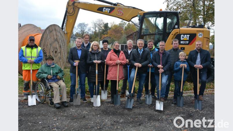 In Pechofen erfolgte am Donnerstag der offizielle Spatenstich für die Umgestaltung des Ortsmittelpunkts. Mit dabei waren Bürgermeister Roland Grillmeier (Sechster von rechts), Landschaftsarchitektin Martina von Waldenfels (Siebte von links), Frank Langguth (Fünfter von rechts) vom Amt für Ländliche Entwicklung, Bauunternehmer Johannes Schaumberger (rechts) sowie Dorfbewohner, Planer und Vertreter der Stadt Mitterteich. Bild: jr