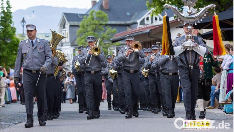 Das Gebirgsmusikkorps Garmisch-Partenkirchen unter Leitung von Oberstleutnant Karl Kriner gibt ein Benefizkonzert in der Nordgauhalle. Bild: bph