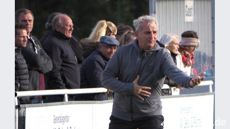 Gestenreich dirigiert Sorghofs Trainer Harald Luft seine Spieler auf dem Feld. Bislang ohne Erfolg, das Schlusslicht ist immer noch sieglos. Bild: ref