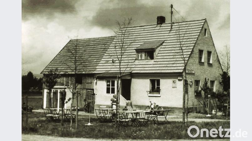 In den 1950er Jahren liegen die Anfänge des Gasthauses „Rußweiher“ der Familie Hofmann in Großkotzenreuth. Aus dem kleinen Siedlungshäuschen wurde eine geschätzte Gaststätte mit Biergarten und Fremdenzimmern. Wegen Nachfolgemangel kam im vergangenen Jahr das Aus. Bild: hev