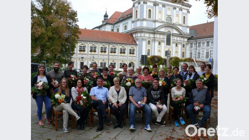Treue Mitarbeiter zeichnete die Bäckerei Rosner bei einer gemeinsamen Feier mit allen Beschäftigten im Hotel-Gasthof "Forsthaus" der Familie Pirkl. Anlass war die Übernahme des elterlichen Betriebs durch Karin Neumann (sitzend, Vierte von links) vor nunmehr 15 Jahren. Bild: kgg