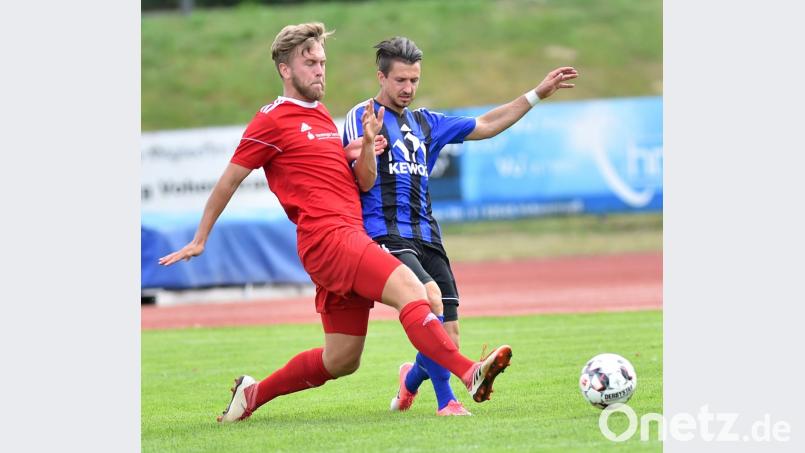 Michael Riester (rechts) und die &quot;Zweite&quot; der SpVgg SV Weiden wollen bereits am Samstag ihre Erfolgsserie beim TSV Reuth fortsetzen. Tabellenführer SpVgg Vohenstrauß (im Bild Nicholas Neidhardt) steht daheim im Kirwa-Spiel gegen den FC Weiden-Ost vor der weitaus kniffligeren Aufgabe. Bild: A. Schwarzmeier