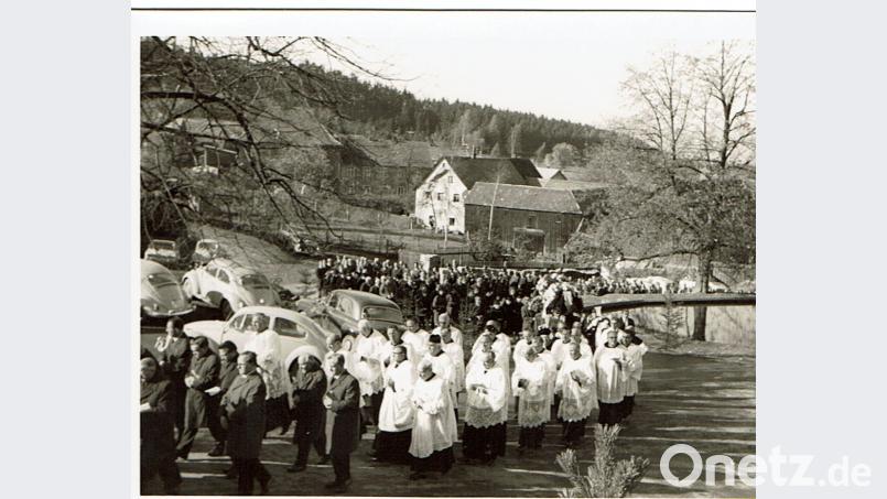 Ein langer Trauerzug zog sich 1968 durch die Straßen von Griesbach, als Pfarrer Johannes Seidl zu Grabe getragen wurde. Bild: exb