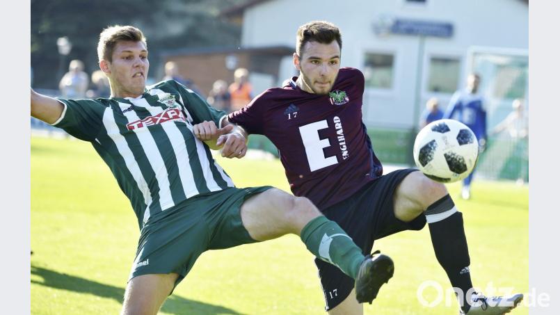 Der Ammerthaler Defensivspieler Daniel Gömmel (rechts) und seine Kollegen müssen in Sand aufpassen die Franken kämpfen bis zur letzten Sekunde. Bild: Ziegler