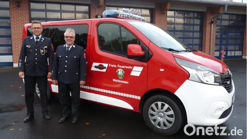 Kommandant Tobias Tippmann (links) und Feuerwehr-Vorsitzender Dr. Wolfgang Fortelny (rechts) vor dem neuen Mannschaftstransportwagen. Bild: flm