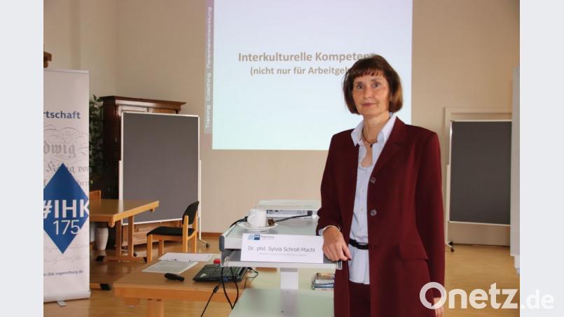 Dr. Sylvia Schroll-Machl sprach auf Einladung der IHK über interkulturelle Kompetenz. Als ausgewiesene Expertin erläuterte
sie auf unterhaltsame Art die Kulturwelt der Zuwanderer. Bild: Thomas Dobler