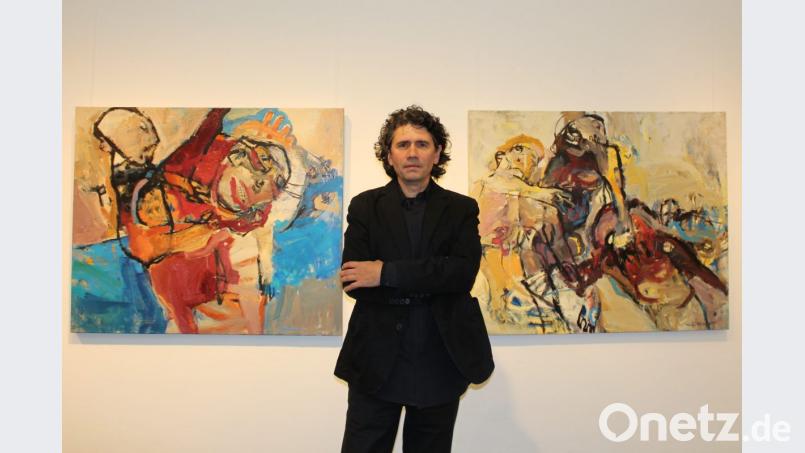 Georg Tassev präsentiert seine &quot;Kraftübung&quot; (links) und den &quot;Gesetzesentwurf&quot; (rechts). Beim Verweilen kristallisieren sich immer mehr Fratzen, Formen und Figuren heraus. Bild: Dagmar Williamson