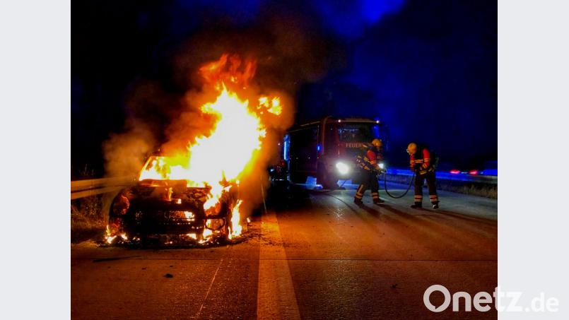 Der Mini steht in Flammen. Die Feuerwehr muss die A93 für die Lösch- und Aufräumarbeiten in Richtung München für vier Stunden sperren. Bild: Alexander Auer