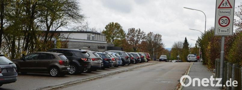 Im Bereich vor der Pfalzgraf-Friedrich-Mittelschule lehnt der Verkehrsausschuss einen verkehrsberuhigten Bereich ab, den ein Anwohner fordert. Bild: dob