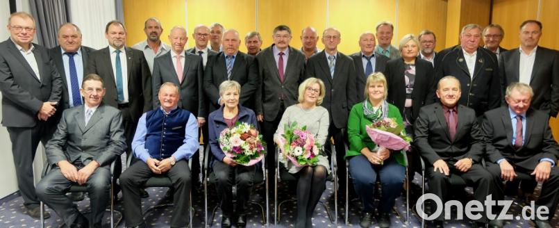 Jubilarehrung bei Deutsche Steinzeug im Werk Buchtal: Werksleiter Josef Meßmann, Betriebsratsvorsitzender Karl Mailbeck (stehend, Zweiter und Dritter von links) und Elfriede Ert (stehend, Fünfte von rechts) zeichneten Beschäftigte für 25 - und 40-jährige Betriebszugehörigkeit aus. Bild: ohr