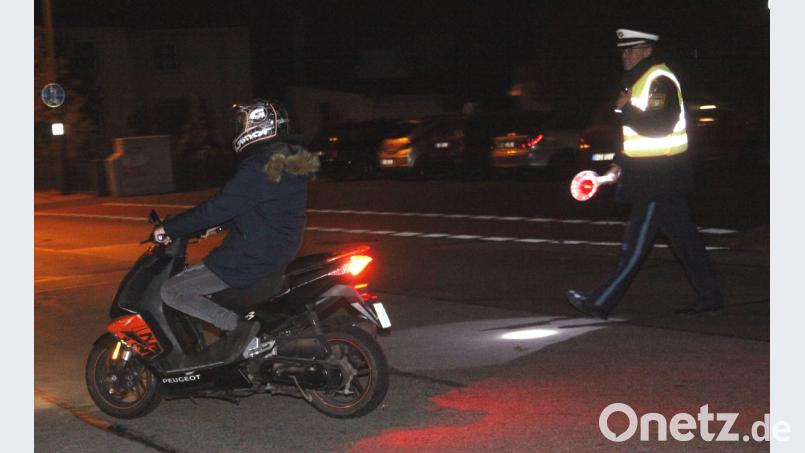 Bei den Kontrollen achteten die Polizeibeamten vor allem auf die Lichttechnik an den Fahrzeugen. Bild: Hirsch