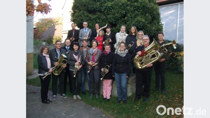 Am Sonntag feierte der Posaunenchor mit einem Festgottesdienst das 70igjährige Bestehen. Auktuell wird er von Veronika Weber (vorne, Zweite von rechts) geleitet. Bild: sei