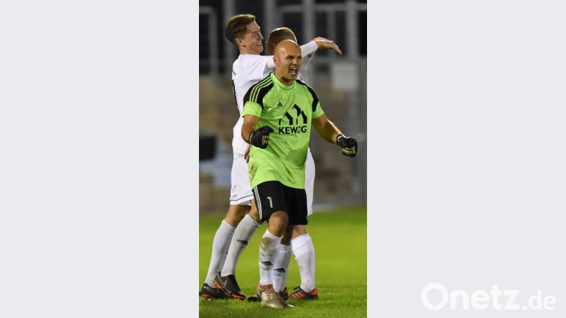 Wenn die SpVgg SV Weiden nach zwei Niederlagen in Folge wieder jubeln will, muss Keeper Matthias Götz (vorne) seinen Kasten daheim gegen Hauzenberg sauber halten. Bild: A. Schwarzmeier