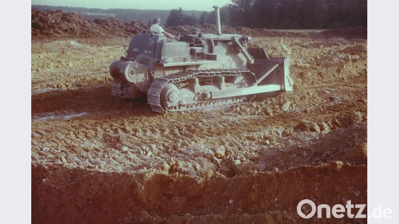 Ein Räumpanzer der US-Army bei der Arbeit: Bei der Planierung des Hauptplatzes halfen die amerikanischen Pioniere 1976/1977 tatkräftig mit. Bild: exb