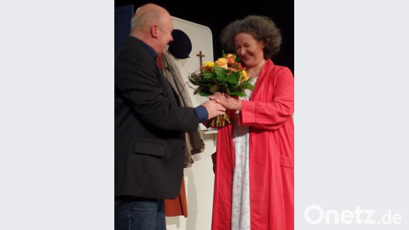 Heimleiter Gerhard Wolf überreicht an Schauspielerin Gisela Nohl für ihren beeindruckenden Theaterauftritt einen Blumenstrauß. Bild: Brendel, Hubert (BR)