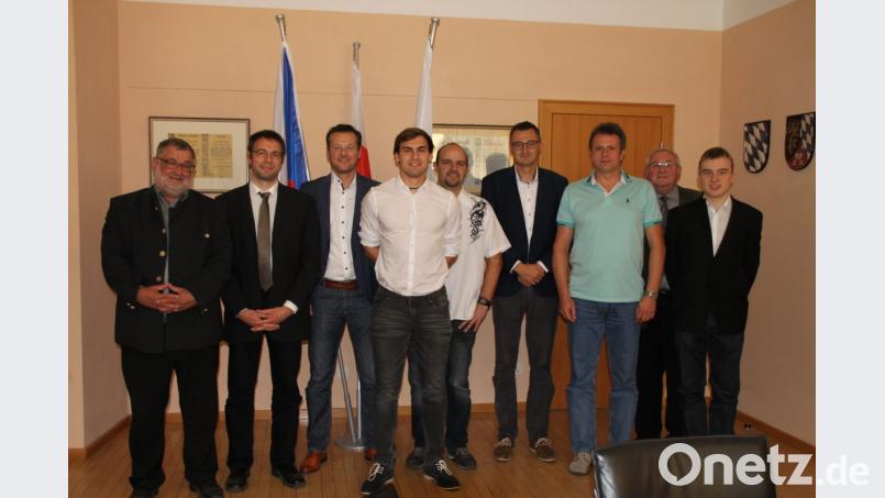 Bürgermeister Armin Schärtl (links) gratulierte den Nabburger Tischtennisspielern zum Aufstieg in die Landesliga. Im Bild von links: Tobias Flierl, Alois Spitzer, Kapitän David Kiener, Markus Luber, Lubomir Kriz, Lubos Broulim, Abteilungsleiter Josef Fischer und Christian Brabec. Bild: exb