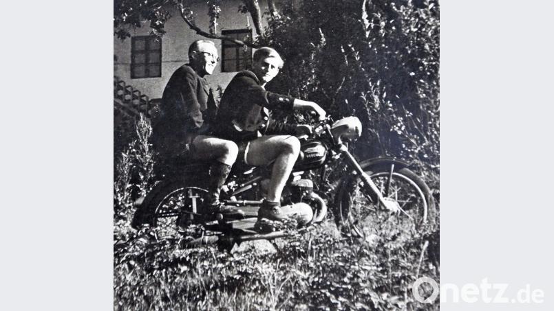 Pfarrer Johannes Seidl (links) war leidenschaftlicher Motorradfahrer. Von seinen Rennen am Sonntagnachmittag von Redenbach nach Griesbach (mit dem „Gaigl Sepp“ und seiner Maico) werden im Griesbacher Nachbarort immer noch Geschichten erzählt. Damit, dass während der Fahrt auch mal der Rahmen gebrochen ist, konnte er umgehen. Auf dem Foto lässt er sich von Adalbert Sporrer chauffieren, einem seiner „Bodyguards“ bei CSU-Wahlkampfauftritten in Mitterteich. Bild: exb
