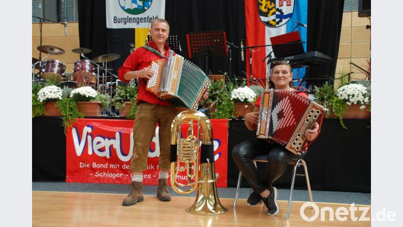 Mike Haider und Astrid Rottensteiner aus Österreich unterhielten schon vor dem offiziellen Beginn des Seniorennachmittags. Im Programm traten sie dann als die &quot;Podersdorfer Strandmusikanten auf&quot;. Bild: Portner