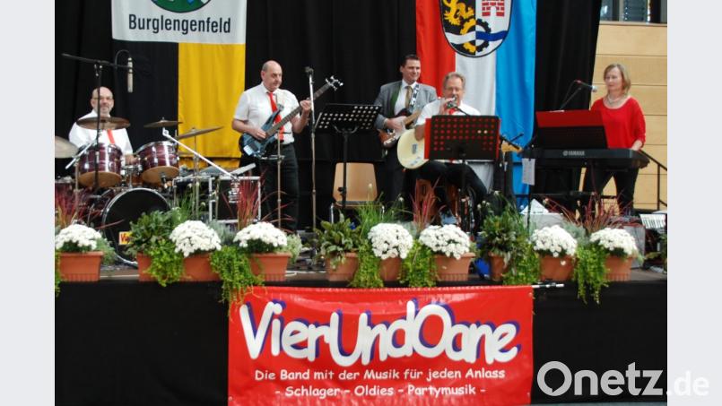 Landrat Thomas Ebeling nahm die Einladung der Band &quot;VierUndOane&quot; gerne an und griff beim Stück &quot;Proud Mary&quot; zur Gitarre. Bild: Portner