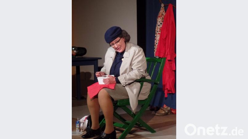 Die 60-jährige Schauspielerin Gisela Nohl brilliert in dem Ein-Personen-Theaterstück „Du bist meine Mutter“ sowohl in der Rolle der dementen Mutter als auch in die der Tochter Hannah. Bild: Brendel, Hubert (BR)