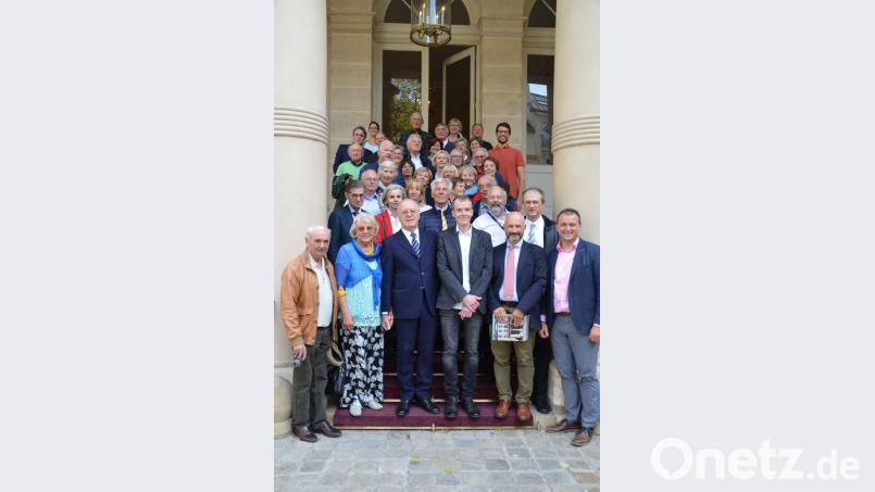 Die Leuchtenberger Reisegruppe vor der Residenz des deutschen Botschafters in Paris. Bild: exb