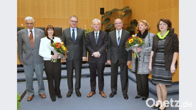 Rainer Lehner (Dritter von links, im Bild mit Ehefrau Gertrud) ist neuer Amtsgerichtsdirektor in Weiden. Zur Feier hatte er sich als persönlichen Gast den ehemaligen Vorsitzenden Richter am Landgericht, Günter Pietrucha (links), eingeladen. Auch erst seit 2018 im Amt: OLG-Präsident Dr. Thomas Dickert (Mitte), Landgerichtspräsident Gerhard Heindl (im Bild mit Ehefrau Doris) sowie die neue OLG-Vizepräsidentin Waltraut Bayerlein (rechts). Bild: wsb