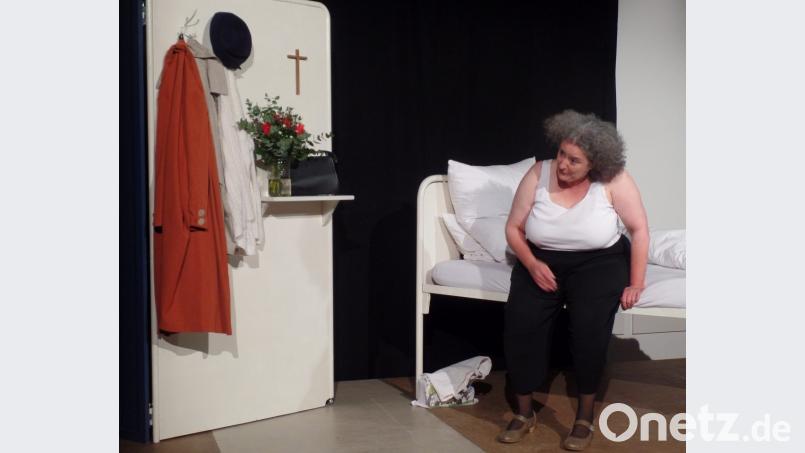 Die 60-jährige Schauspielerin Gisela Nohl brilliert in dem Ein-Personen-Theaterstück „Du bist meine Mutter“ sowohl in der Rolle der dementen Mutter als auch in die der Tochter Hannah. Bild: Brendel, Hubert (BR)