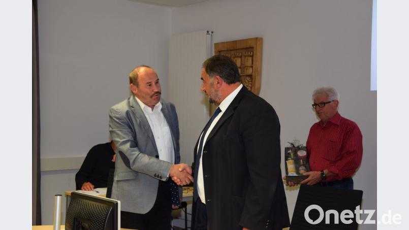 Stellvertretender Bürgermeister Roman Bauer (links) gratuliert im Namen aller Fraktionen Bürgermeister Josef Beimler (Mitte) zu der besonderen Ehrung. Kämmer Josef Götz (hinten) hält ein kleines Präsent bereit. Bild: fla