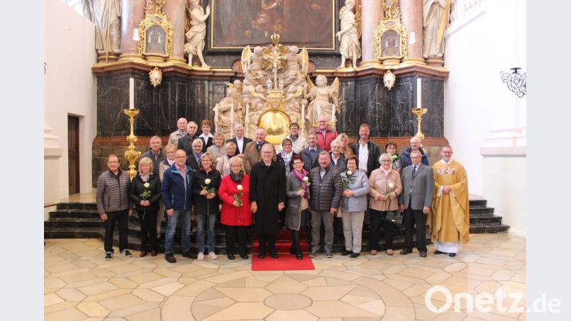 Treue Eheleute feiern in der Basilika einen Dankgottesdienst, im Anschluss gab es einen Stehempfang im Jugendheim. Vorne von rechts Stadtpfarrer Thomas Vogl zusammen mit Michael und Waltraud Wick, die 60 Jahre verheiratet sind. Bild: exb
