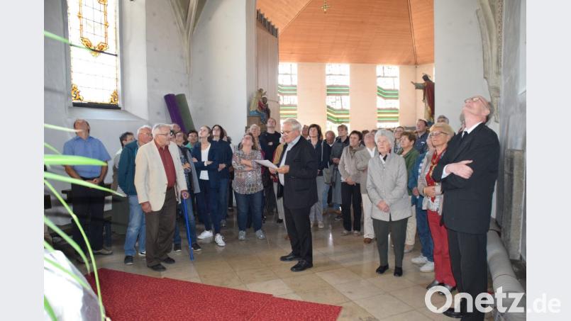 Gebannt folgen die zahlreichen Besucher den Ausführungen von Heimatpfleger Albert Rösch (Mitte) über die Gebenbacher Pfarrkirche. Bild: swo