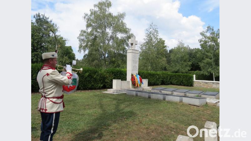 Perfekt intoniert der Trompeter in der Uniform der bulgarischen Präsidialgarde vor dem deutschen Ehrenmal im Zentralfiedhof von Sofia den „Guten Kameraden“. Bild: Hans Klemm