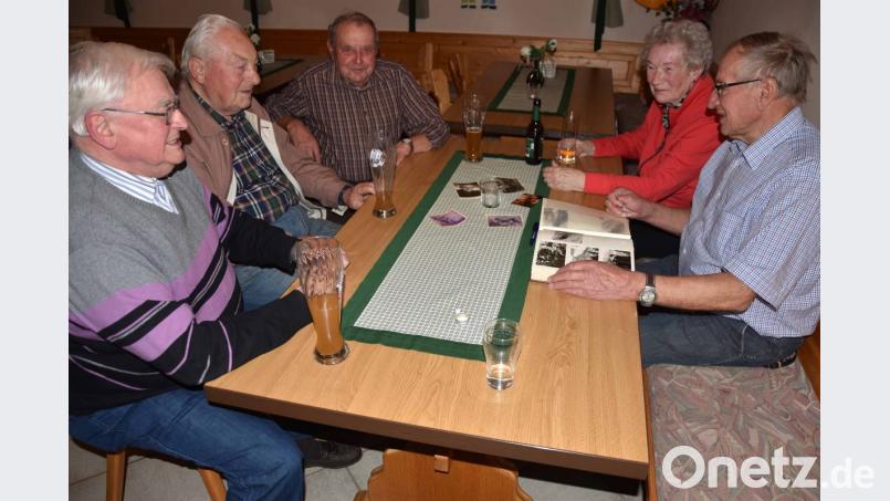 Im OWV-Heim in Griesbach trafen sich vergangene Woche (von links) Engelbert Wurm, Konrad Beer, Ernst Ries, Rosa Keis und Josef Bauer. Alte Zeiten wurden wieder zum Leben erweckt. Stundenlang erzählten sie nachdenkliche, meist lustige Anekdoten von und über Pfarrer Johannes Seidl, der Griesbach nach dem Krieg geprägt hat wie kein Zweiter mehr. Auf dem Bild fehlt Ludwig Gradl. Bild: exb