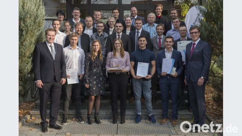 Die Industrie- und Handelskammer Regensburg für die Oberpfalz und Kelheim zeichnete die besten Absolventen der Aus- und Weiterbildung aus dem Prüfbezirk Schwandorf aus. Bild: altrofoto