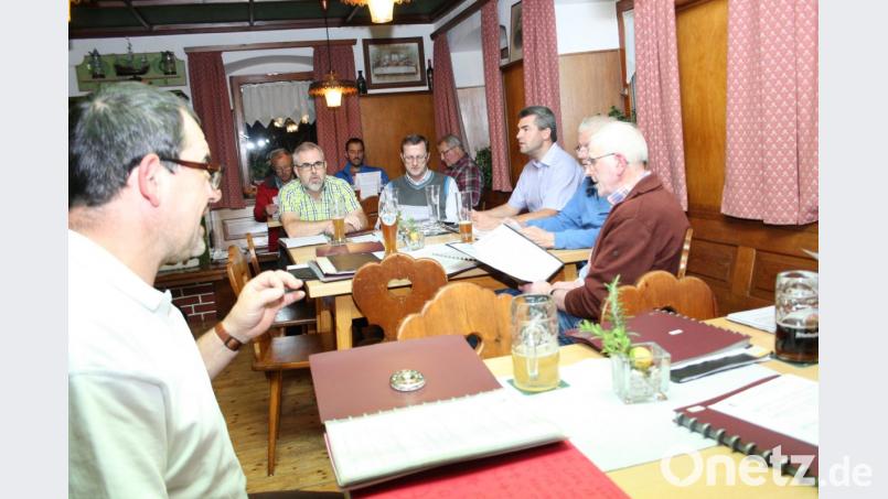 Horst Straub (links) dirigiert hingebungsvoll die Sänger. Bild: roh