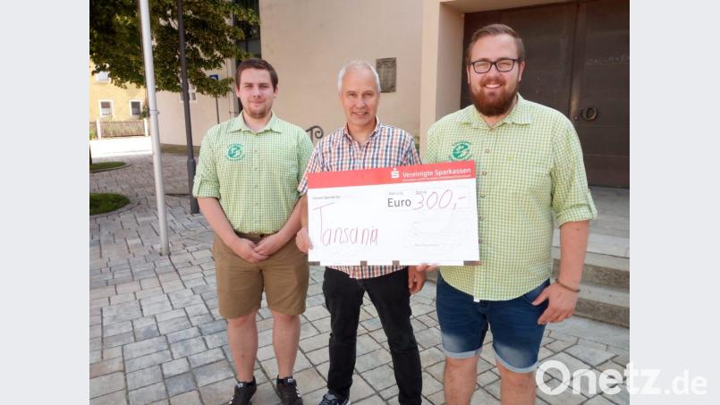 Die Vorsitzenden der KLJB Schwarzenbach Nico Bergler (links) und Felix Bauernfeind(rechts) überreichen Bernhard Forster 300 Euro für die Mission in Tansania. Die Spende wird für die Armenspeisung und die Anschaffung von Schulbänken eingesetzt. Bild: myd