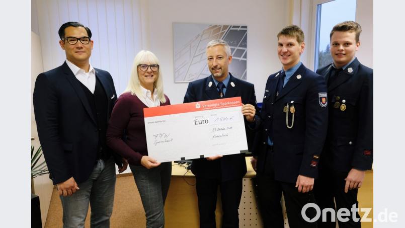 Dankbar für eine technische Hilfeleistung der Feuerwehr Speinshart im Hitzesommer zeigt sich die Firma Rogers. Marketing-Chef Marc Stolpe (von links) und Personalchefin Anette Enders übergeben symbolischen Übergabe des nicht nur symbolisch einen großen Spendenscheck an Vorsitzenden Stefan Schedl, Kommandant Christian Höllerl und Philipp Seitz. Bild: do