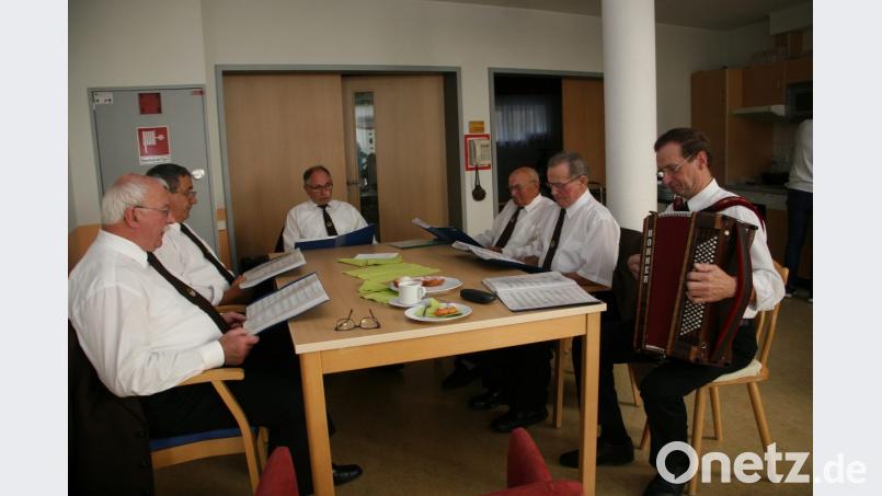 Die Unterhaltung kommt bei der Haus-Kirchweih nicht zu kurz. Dafür sorgt die Singgruppe der &quot;Eghalanda Gmoi z’ Waldsassen unter der Leitung von Alois Fischer (vorne rechts). Bild: wro