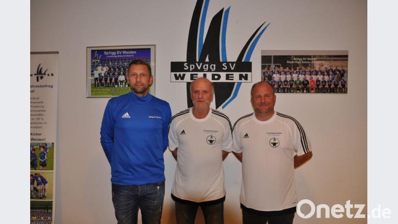 Zurück bei der SpVgg SV Weiden: Trainer Andreas Scheler (links) und Vorsitzender Michael Kurz (rechts) begrüßen den neuen Sportlichen Leiter Hannes Beer. Bild: exb