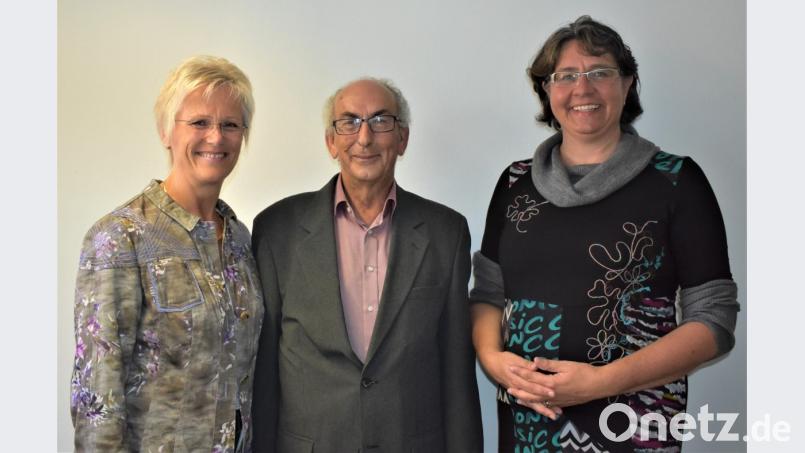 Grafenwöhrs zweite Bürgermeisterin Anita Stauber (links) freut sich, dass Helmut Bruhnke von der Ergänzenden Unabhängigen Teilhabeberatung nun in Grafenwöhr seine Hilfe anbietet. Mit im Bild: Andrea Wiedel. Bild: rgr