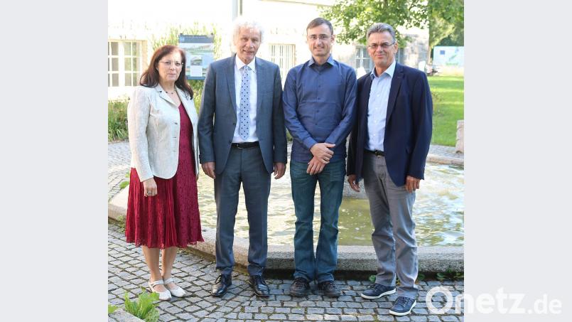 David Runschke ist der neue „Integrationslotse“ (Dritter von links) im Landkreis. Ihn begrüßen (von links) Abteilungsleiterin Regina Kestel, Landrat Wolfgang Lippert und Personalchef Walter Brucker. Bild: exb