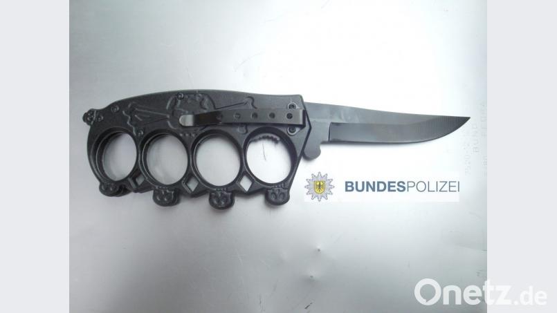 Unter 1100 Fällen seit 2016 ein Novum: Bundespolizisten aus Bärnau entdeckten diese Kombination aus Schlagstock und Messer. Bild: Bundespolizei/exb