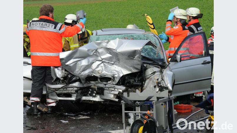 Die drei Männer, die im BMW saßen, wurden schwer verletzt, einer davon lebensgefährlich. Bild: gf