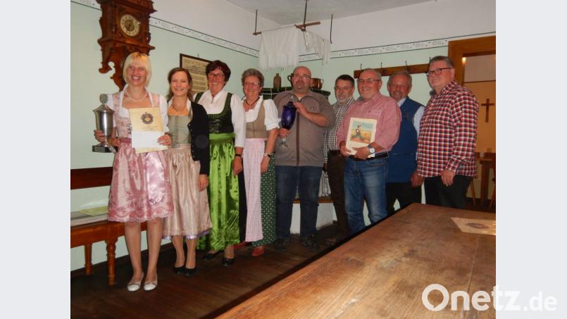 Die treffsicheren Schützen: (von links) Corinna Lang, Anna Nagler, Helga Wagner, Sonja Völkl, Andreas Kistenpfennig, Reinhard Schmid, Hans Spachtholz Bürgerwehrchef Sebastian Scharnagl und Ulrich Konz. Bild: krb