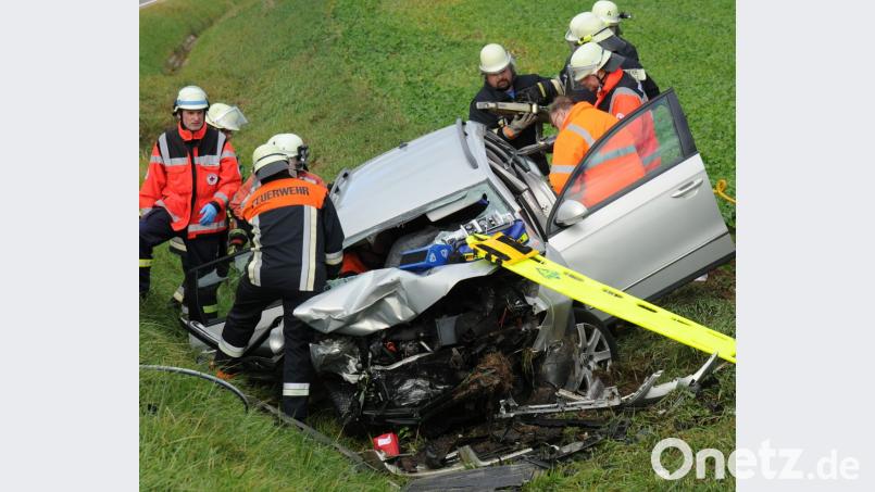 Der Fahrer dieses Passat, der nach Aschach abbiegen wollte und vermutlich den entgegenkommenden BMW übersah, erlitt lebensbedrohliche Verletzungen. Bild: gf