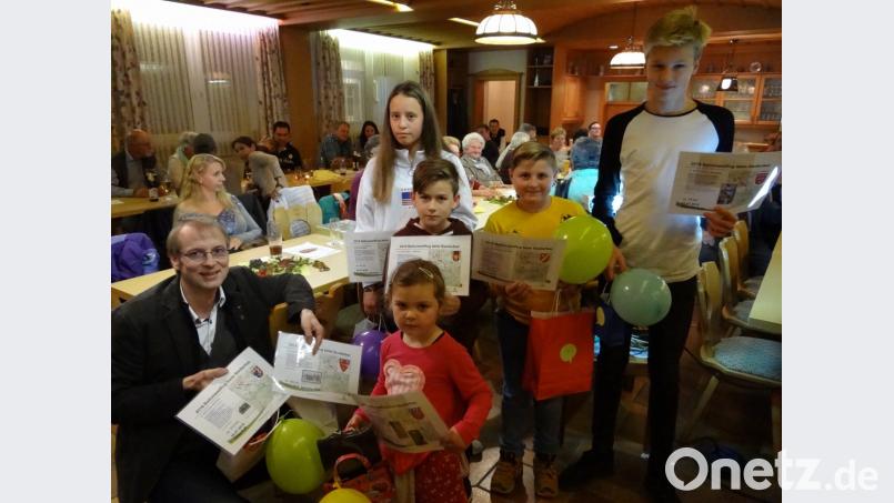 Sie haben den Luftballonweitflug-Wettbewerb gewonnen: Zehn Kinder freuen sich über Preise. Bild: mld