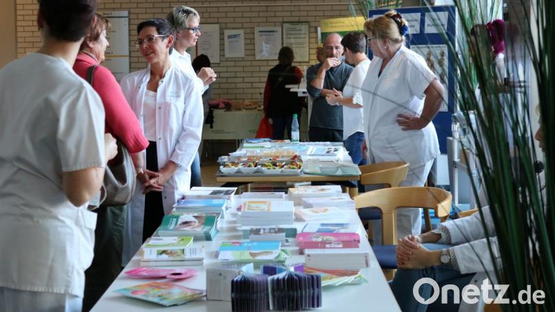 Die Besucherinnen nutzen gerne die Möglichkeit zum persönlichen Austausch mit dem Team der Frauenklinik und des Brustzentrums am Klinikum Fichtelgebirge. Bild: exb