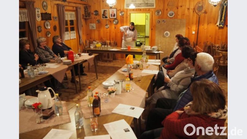 Fachlehrerin Anja Eckert servierte süße Nachspeisen. Bild: gz